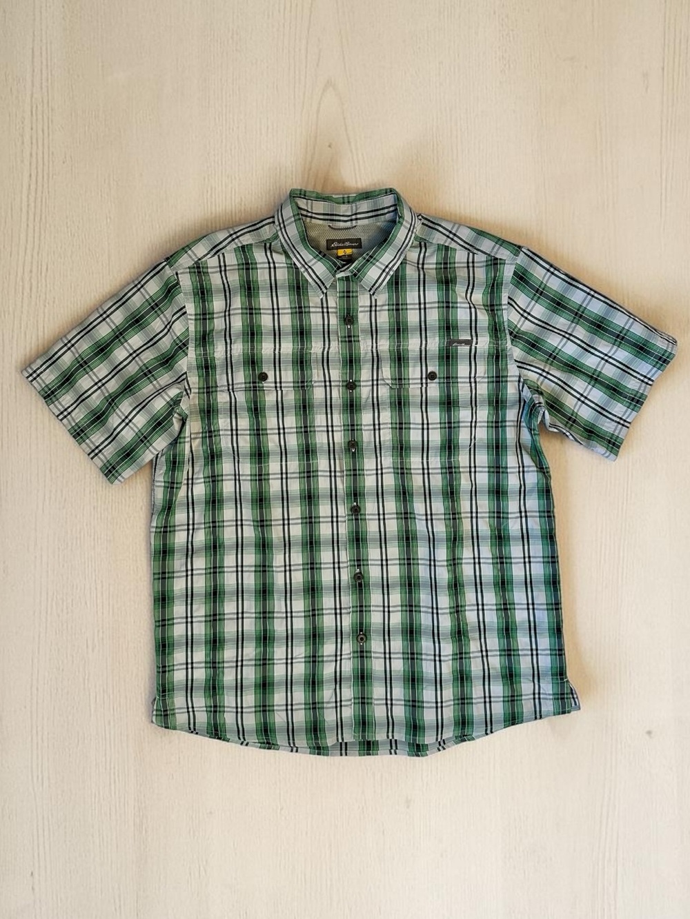 Eddie Bauer Green and White Plaid Short-Sleeve Button-Down Shirt Men Size L